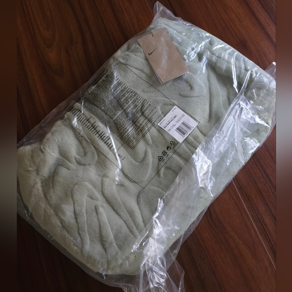 *NWT* NIKE Sportswear Plush Tote Bag - Picture 13 of 13